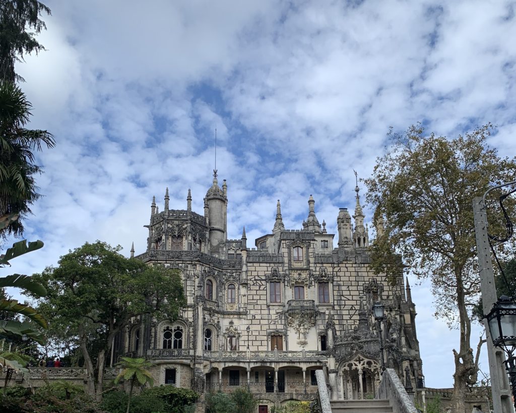 Bate e volta de Lisboa para Sintra: O lindo palácio da Quinta da Regaleira 