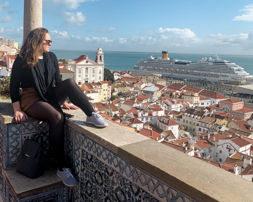 Coisas para fazer em Lisboa: Miradouro de Santa Luzia - azulejos e uma vista linda