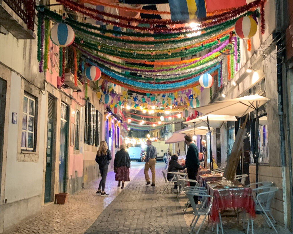 Coisas para fazer em Lisboa: Assistir a um show de Fado. Rua no Bairro Alto cheia de casas de Fado.