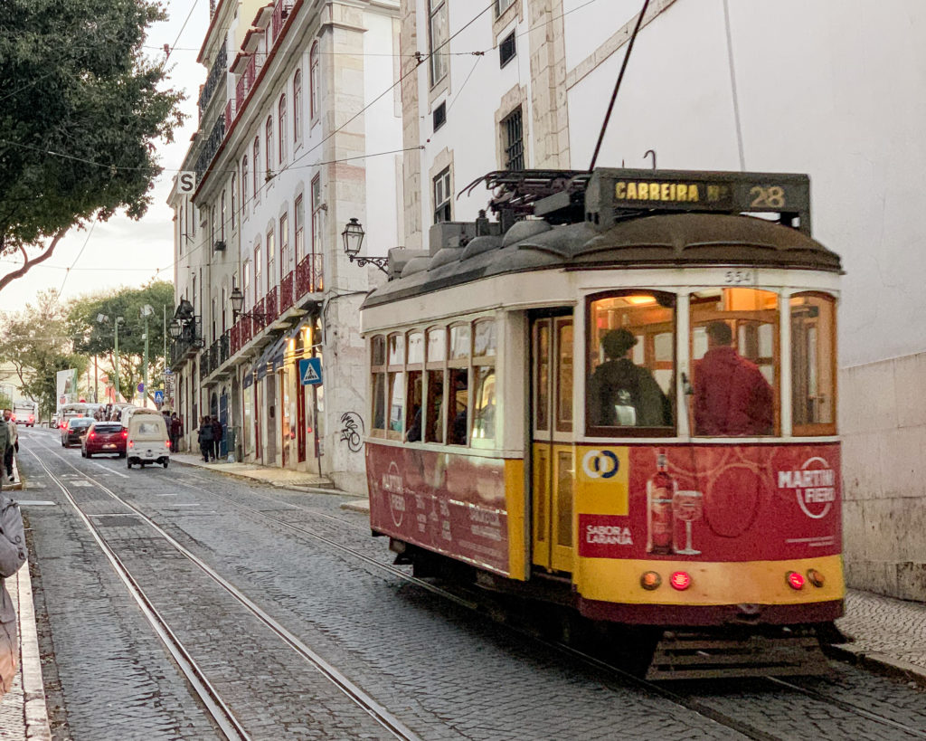 Coisas para fazer em Lisboa: passeio no Tram 28, um dos famosos bondinhos amarelos.
