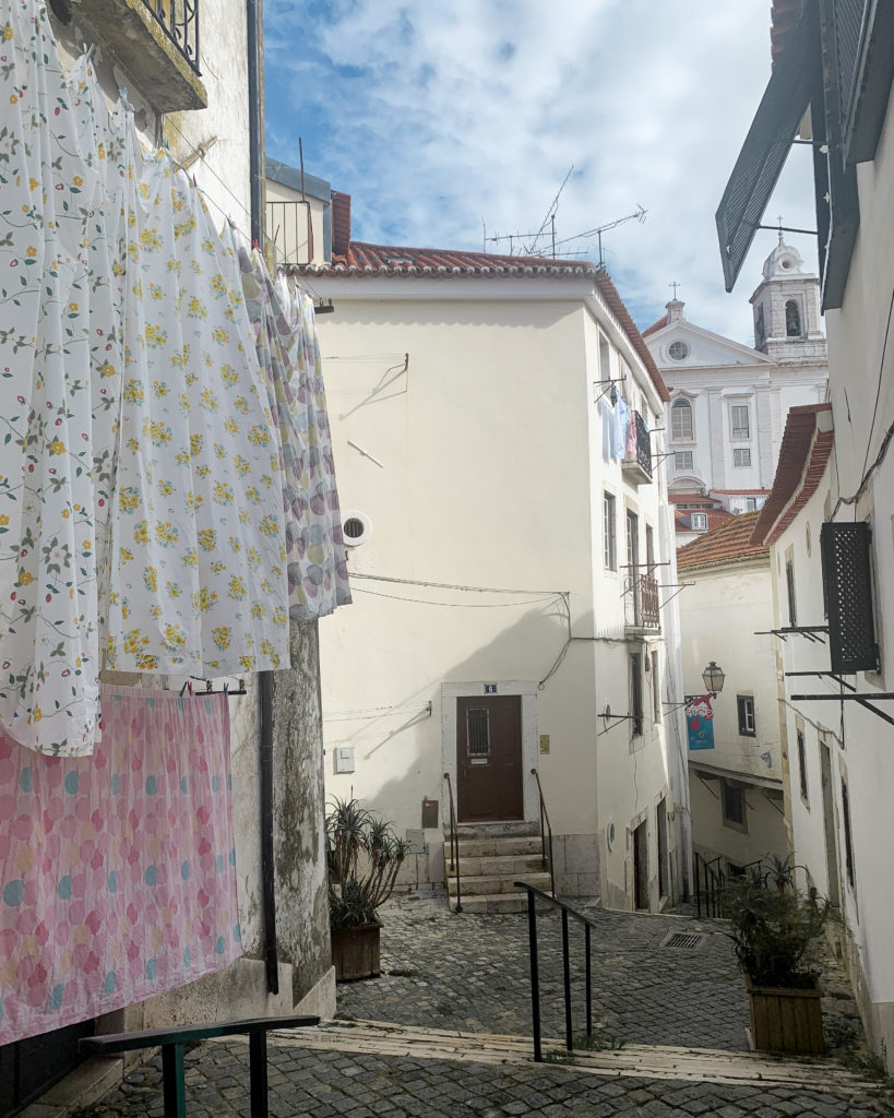 Coisas para fazer em Lisboa: os lençóis nas janelas de Alfama