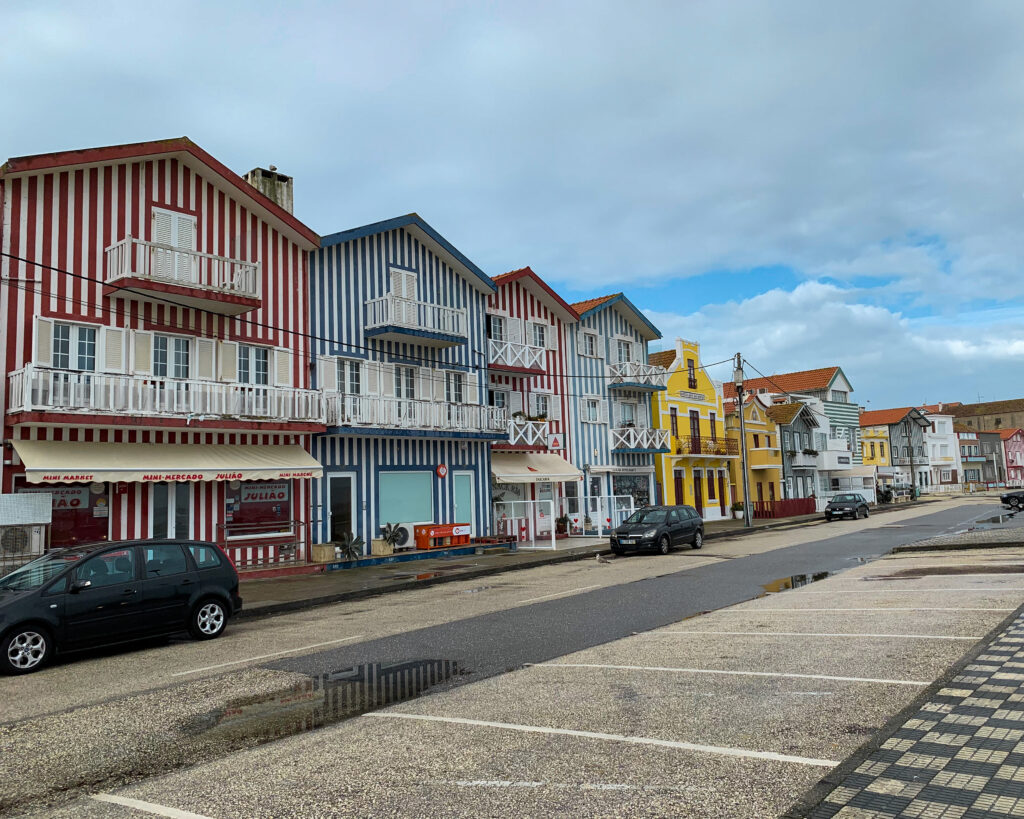 Casas listradas da praia de Costa Nova, uma das paradas no trajeto de Porto a Lisboa de carro.